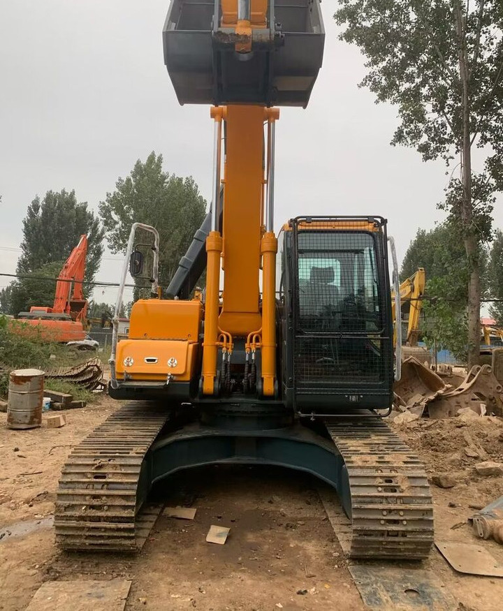 Hyundai R220-9S - Lánctalpas kotró: 2 kép. Hyundai R220-9S - Lánctalpas kotró: 2 kép.
