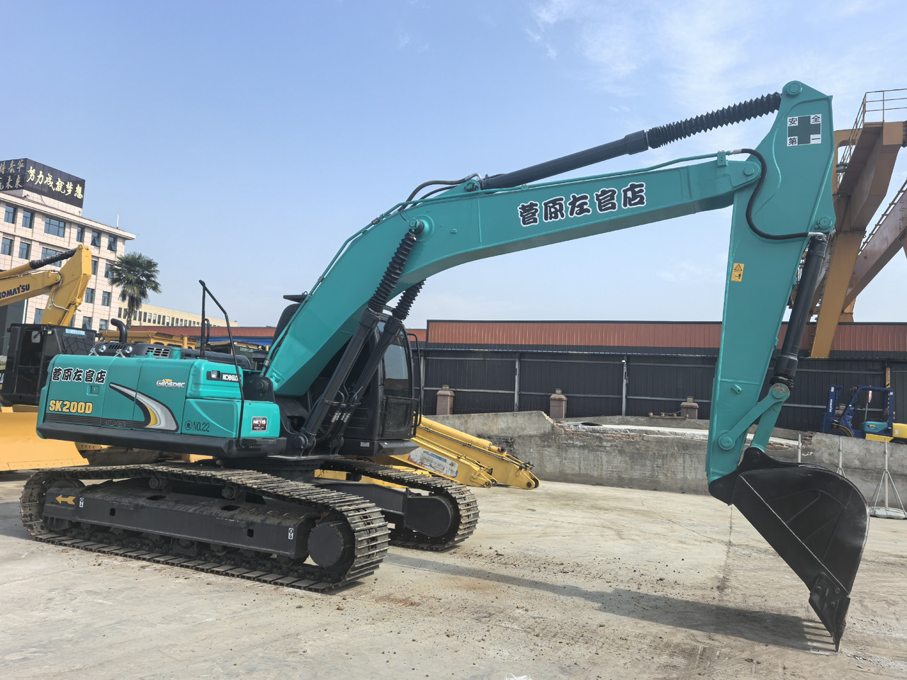 KOBELCO SK200D - Kotrógép: 2 kép. KOBELCO SK200D - Kotrógép: 2 kép.