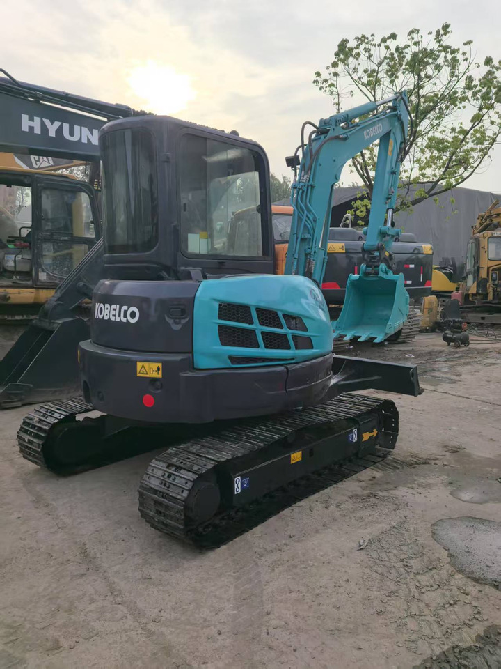 KOBELCO SK55 - Minikotró: 4 kép. KOBELCO SK55 - Minikotró: 4 kép.