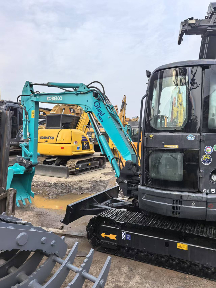 KOBELCO SK55 - Minikotró: 2 kép. KOBELCO SK55 - Minikotró: 2 kép.