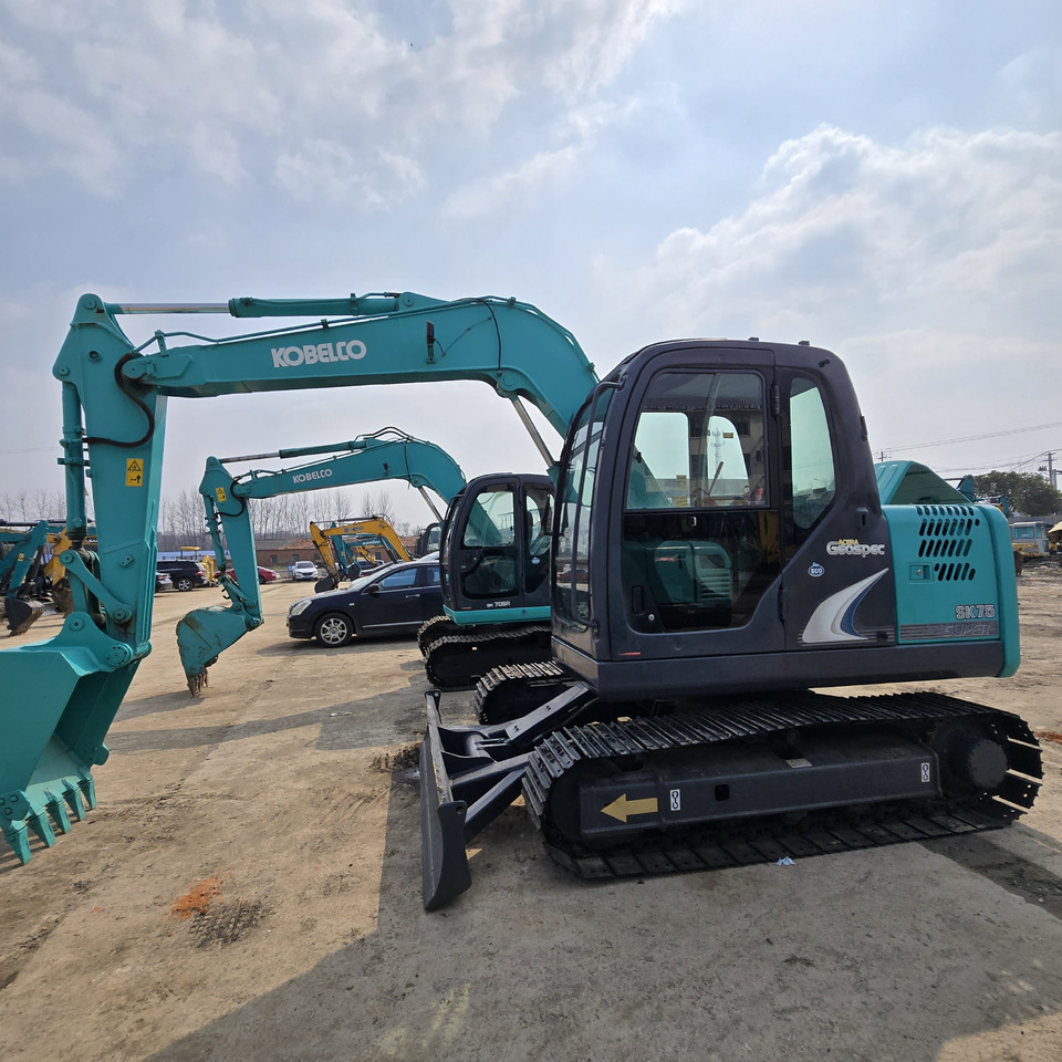 KOBELCO SK75 - Minikotró: 5 kép. KOBELCO SK75 - Minikotró: 5 kép.