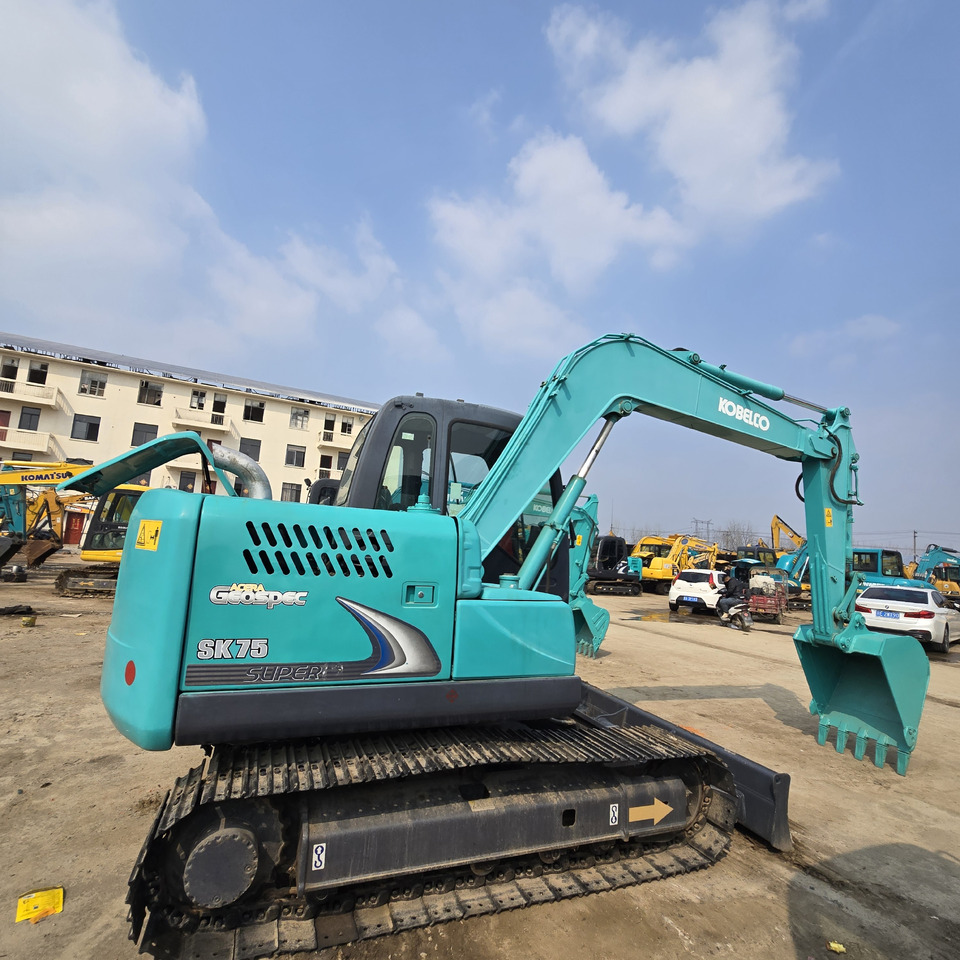 KOBELCO SK75 - Minikotró: 2 kép. KOBELCO SK75 - Minikotró: 2 kép.