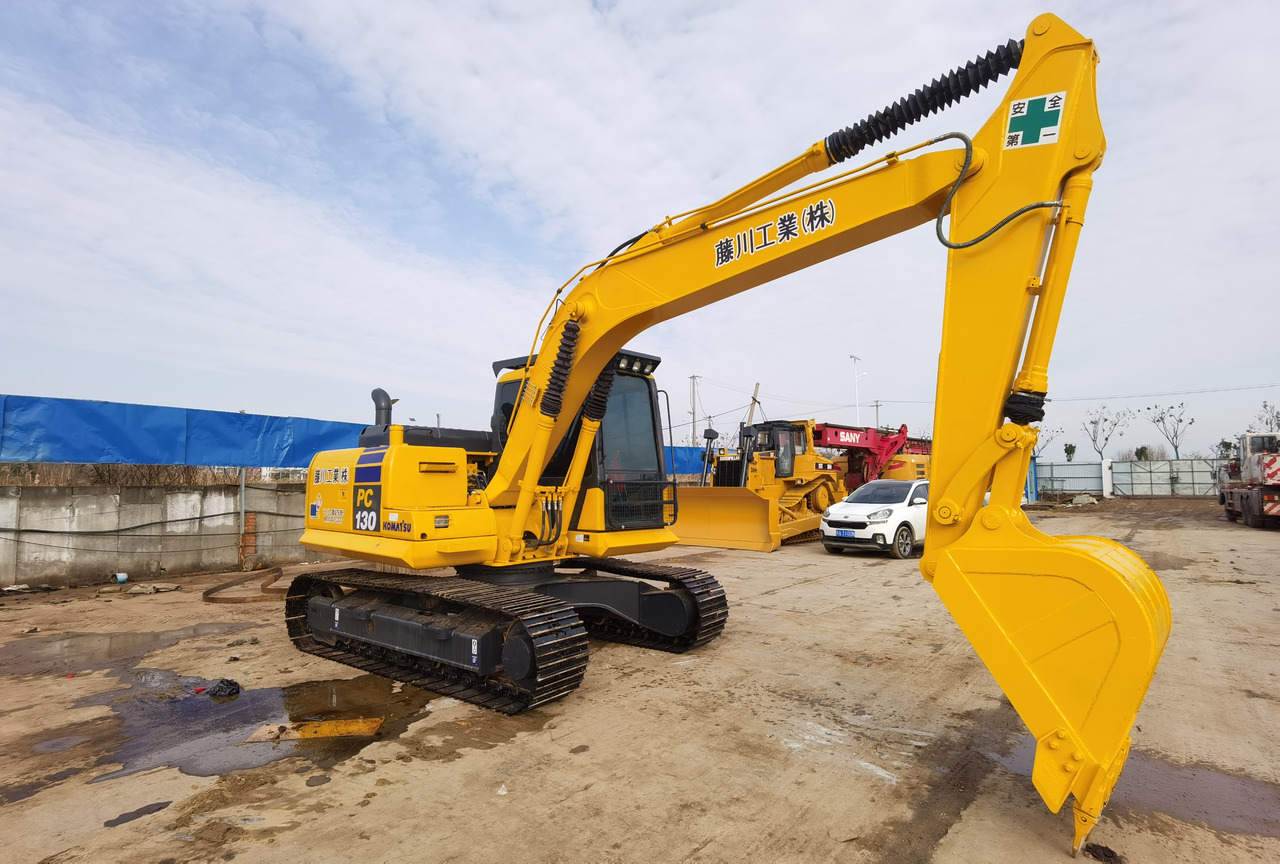 KOMATSU PC130 - Kotrógép: 2 kép. KOMATSU PC130 - Kotrógép: 2 kép.