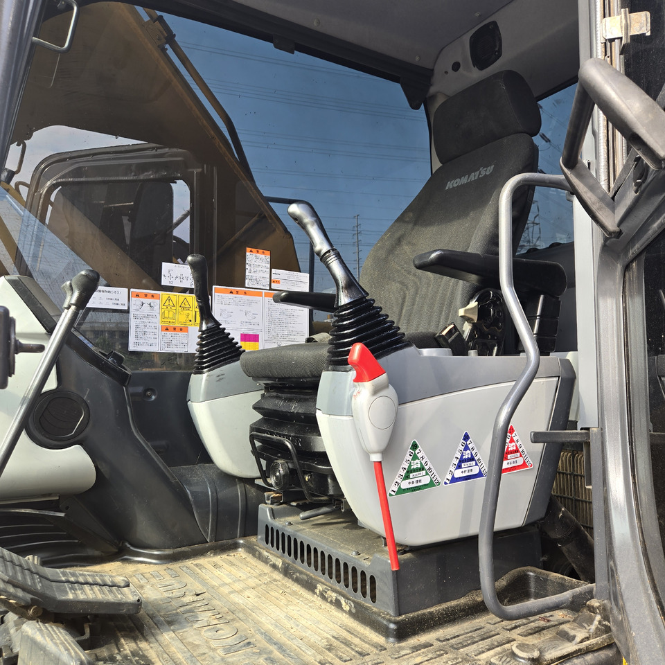 Kotrógép KOMATSU PC200-8: 12 kép. Kotrógép KOMATSU PC200-8: 12 kép.