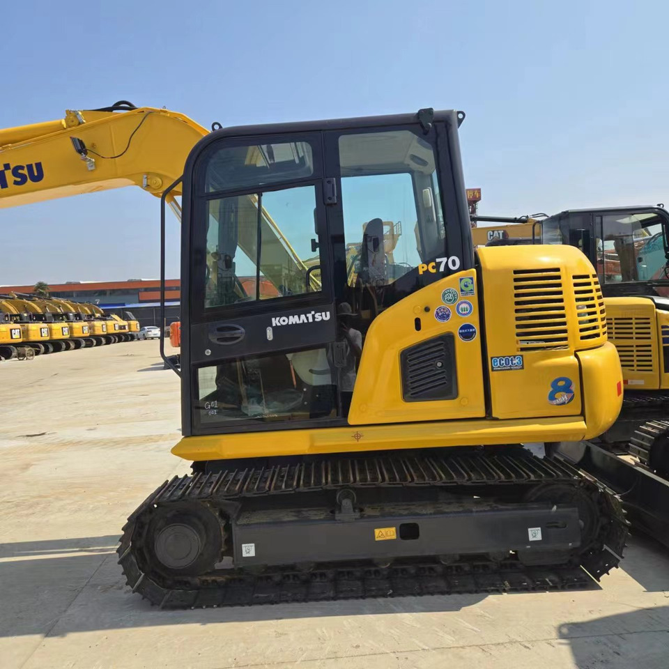 KOMATSU PC70-8 - Minikotró: 4 kép. KOMATSU PC70-8 - Minikotró: 4 kép.