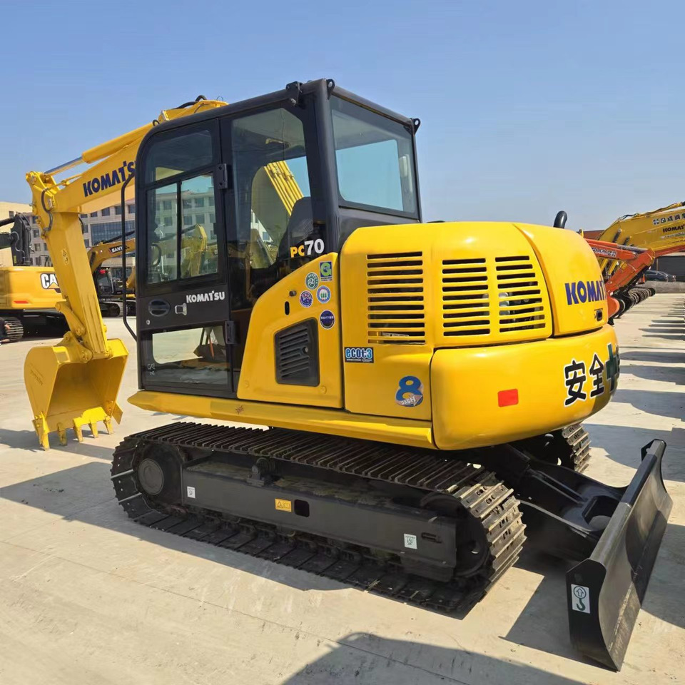KOMATSU PC70-8 - Minikotró: 5 kép. KOMATSU PC70-8 - Minikotró: 5 kép.