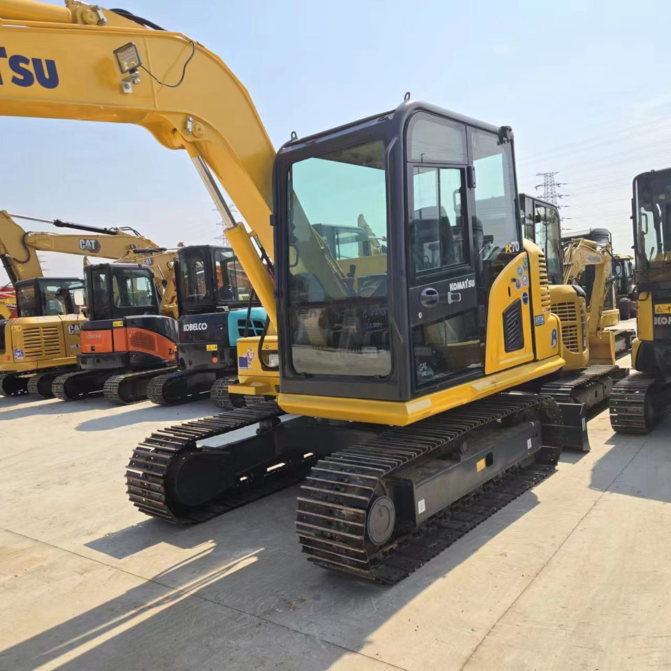 KOMATSU PC70-8 - Minikotró: 3 kép. KOMATSU PC70-8 - Minikotró: 3 kép.