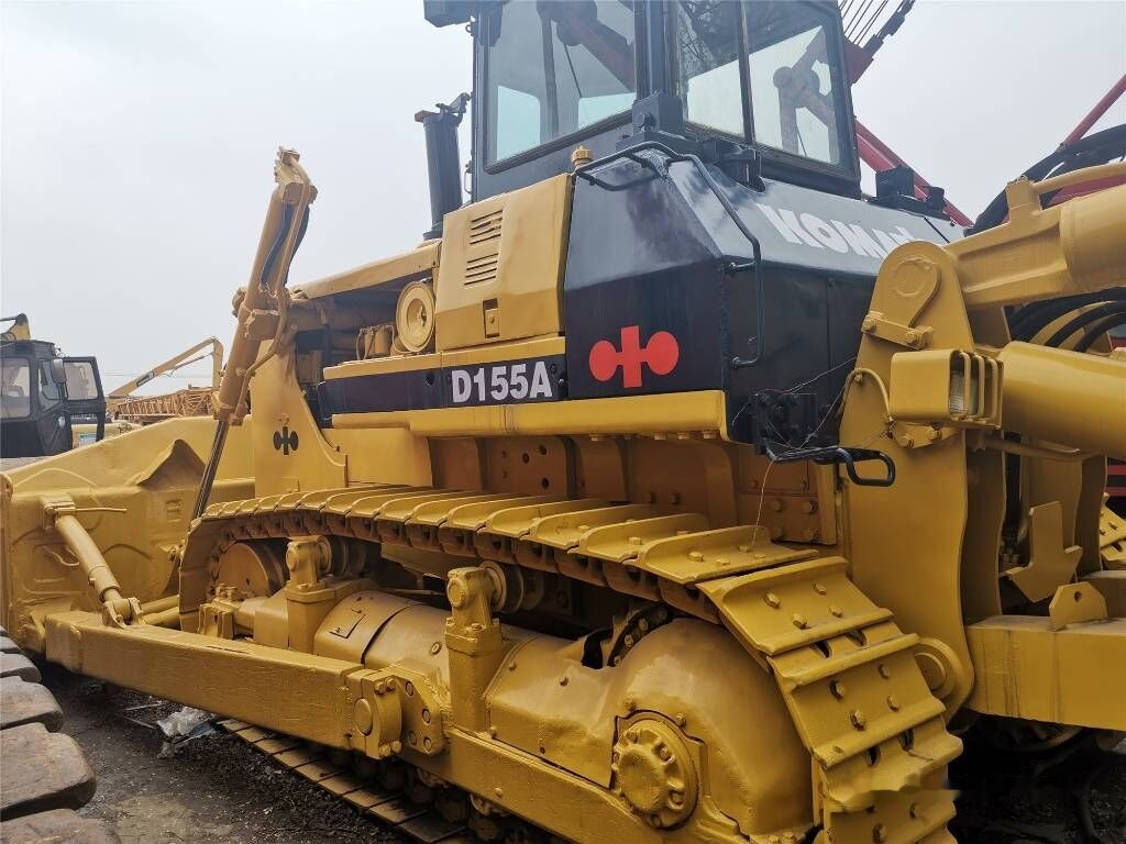 Komatsu D155A-2 - Buldózer: 2 kép. Komatsu D155A-2 - Buldózer: 2 kép.