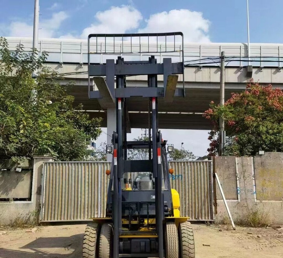 Komatsu FD70 - Dízel targonca: 1 kép. Komatsu FD70 - Dízel targonca: 1 kép.