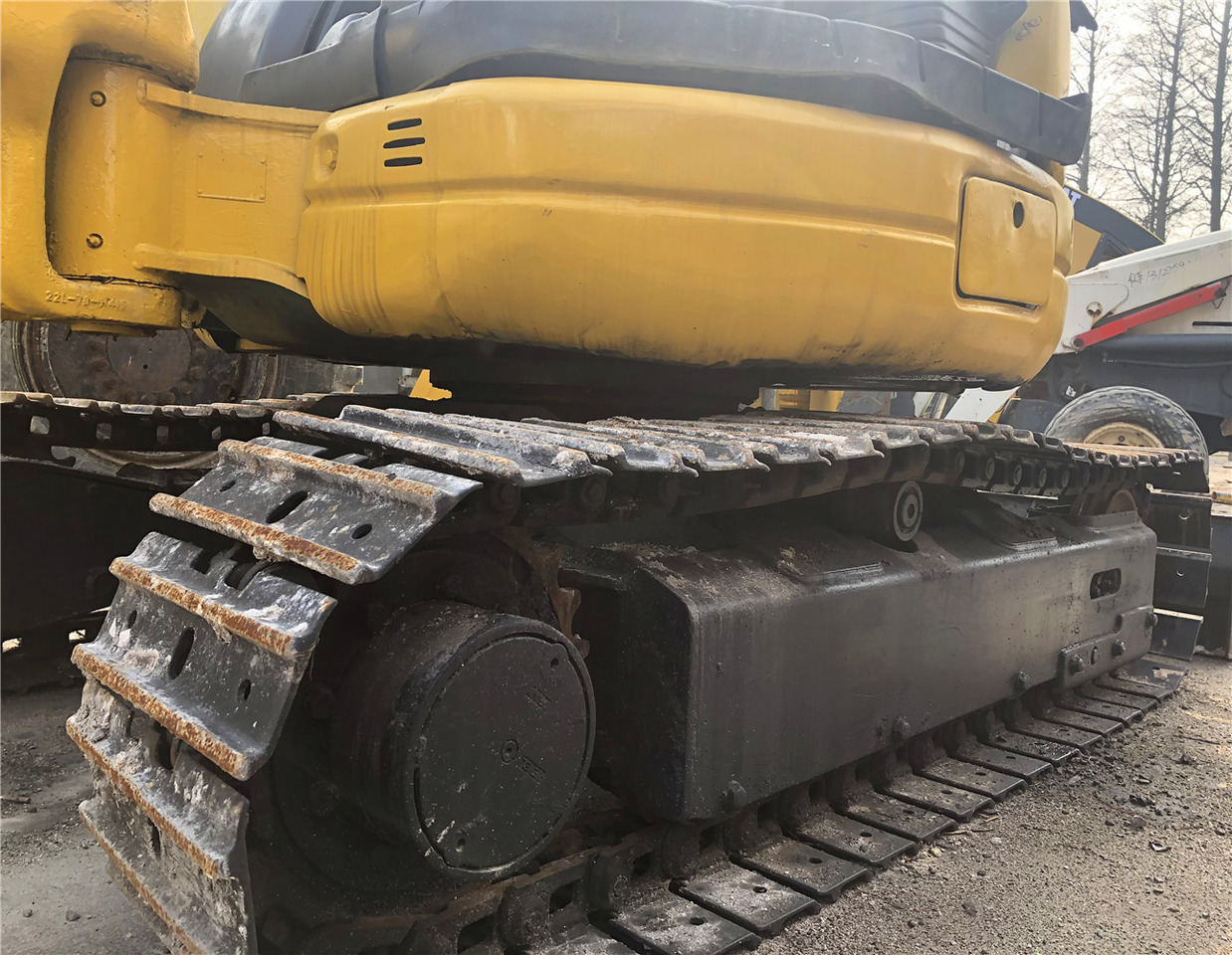 Komatsu PC30MR - Minikotró: 2 kép. Komatsu PC30MR - Minikotró: 2 kép.