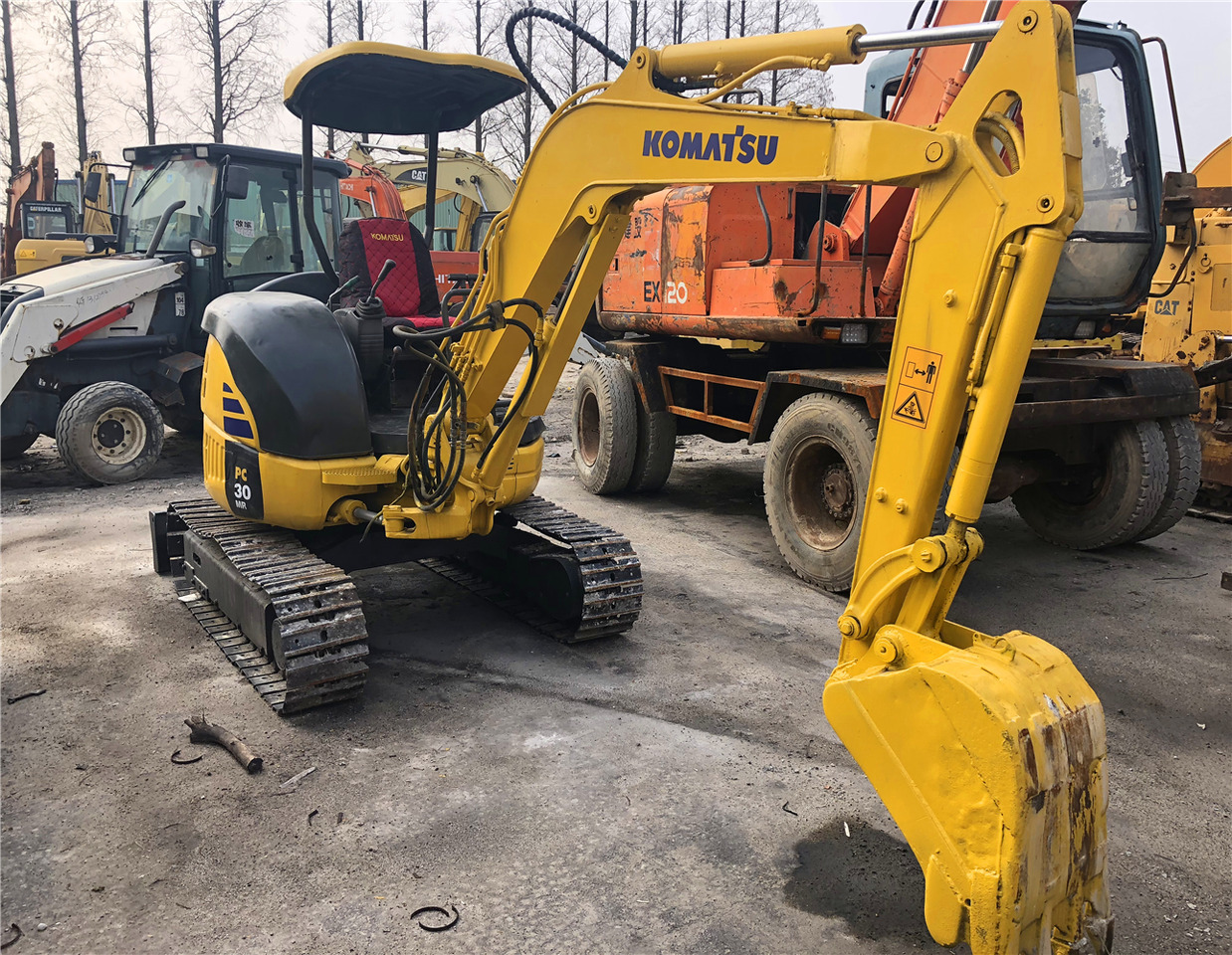 Komatsu PC30MR - Minikotró: 4 kép. Komatsu PC30MR - Minikotró: 4 kép.