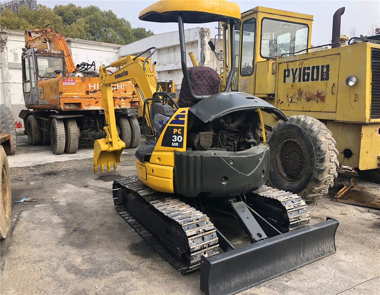 Minikotró Komatsu PC30MR: 6 kép.