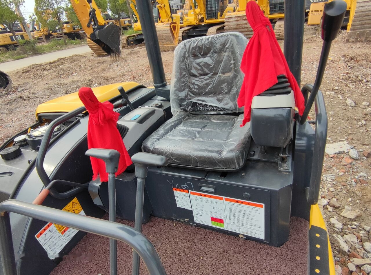 Komatsu PC40MR - Lánctalpas kotró: 2 kép. Komatsu PC40MR - Lánctalpas kotró: 2 kép.