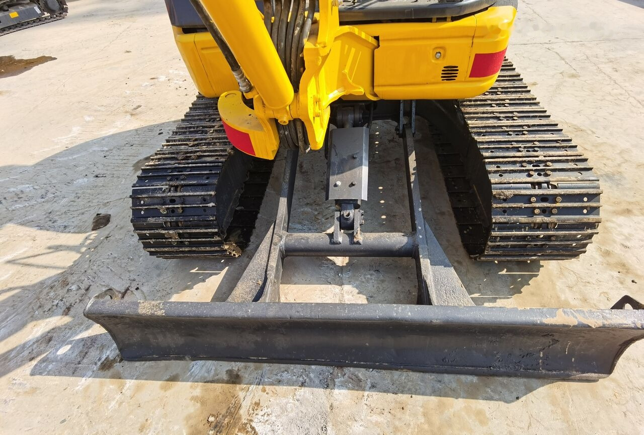 Komatsu PC40MR - Minikotró: 4 kép. Komatsu PC40MR - Minikotró: 4 kép.