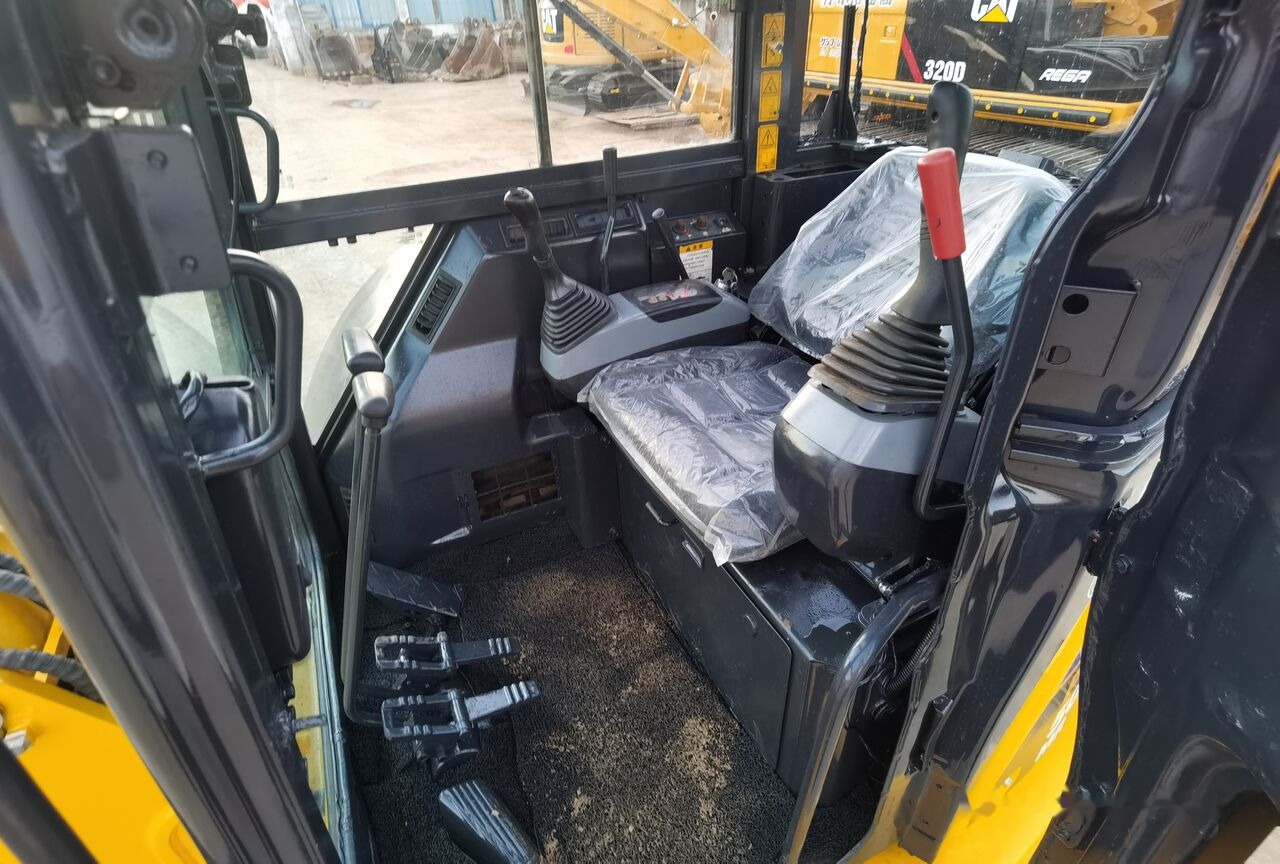 Komatsu PC50MR - Lánctalpas kotró: 5 kép. Komatsu PC50MR - Lánctalpas kotró: 5 kép.