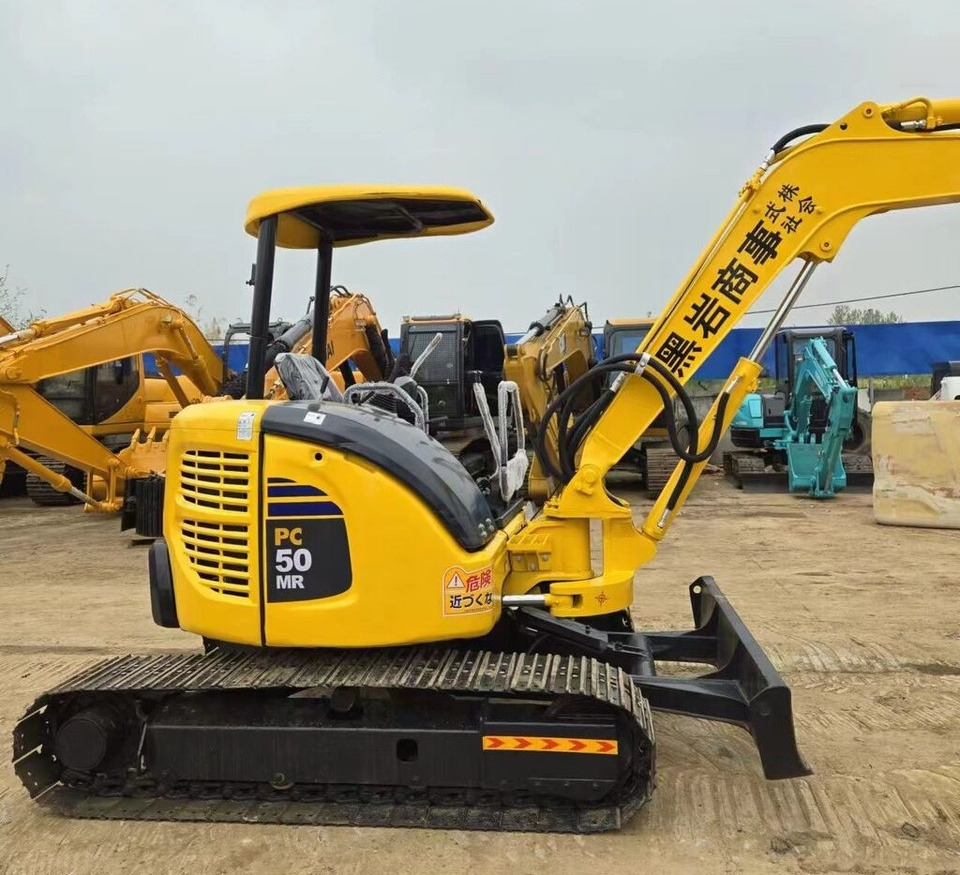 Komatsu PC50MR with canopy - Minikotró: 3 kép. Komatsu PC50MR with canopy - Minikotró: 3 kép.