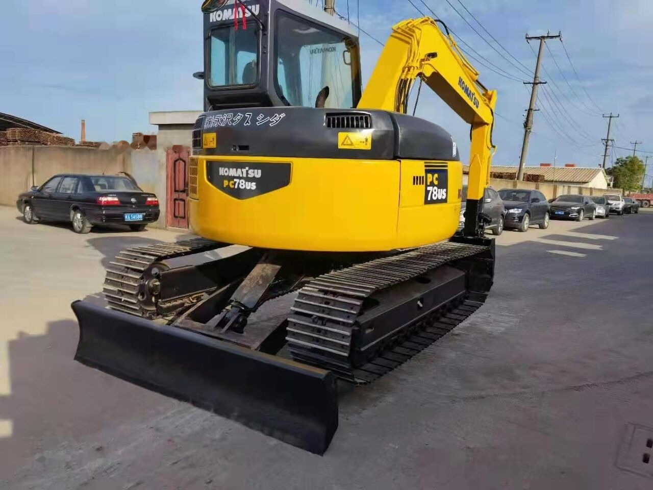Komatsu PC78US - Minikotró: 3 kép. Komatsu PC78US - Minikotró: 3 kép.
