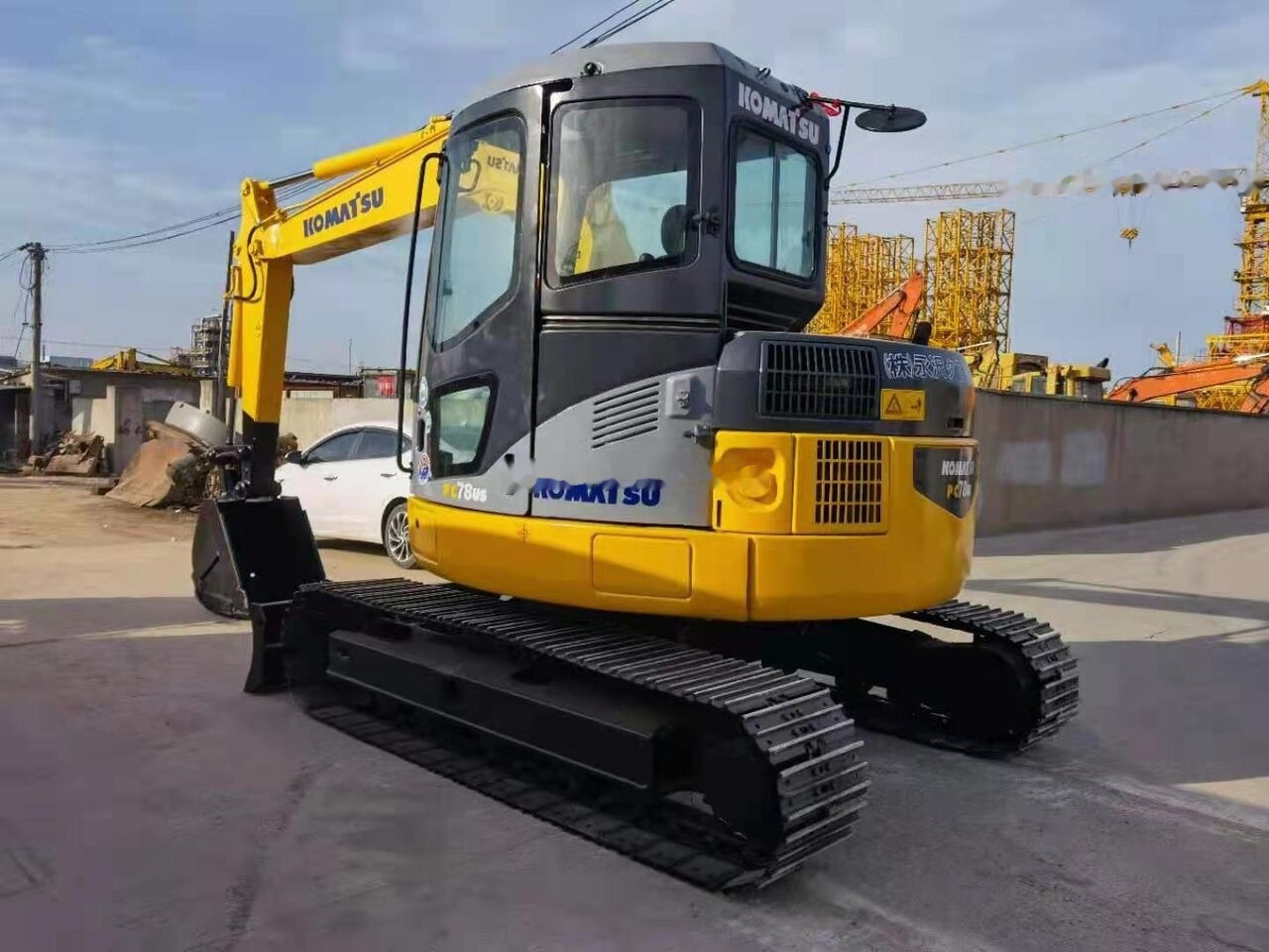 Komatsu PC78US - Minikotró: 2 kép. Komatsu PC78US - Minikotró: 2 kép.