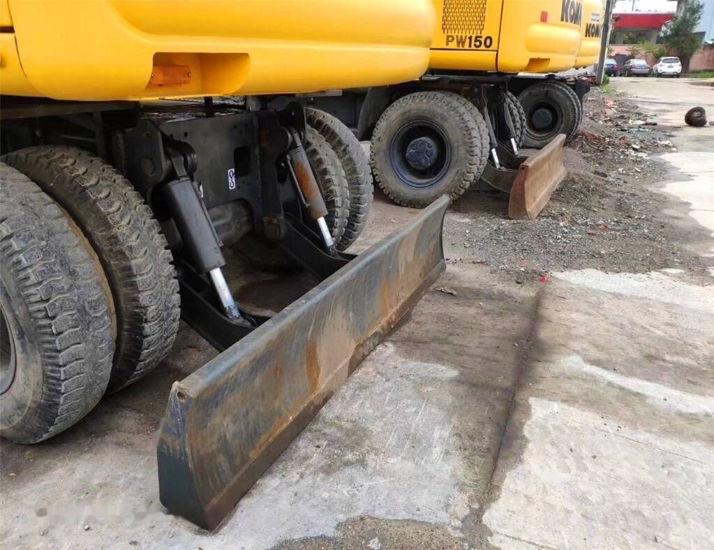 Komatsu PW150 - Gumikerekes kotró: 4 kép. Komatsu PW150 - Gumikerekes kotró: 4 kép.