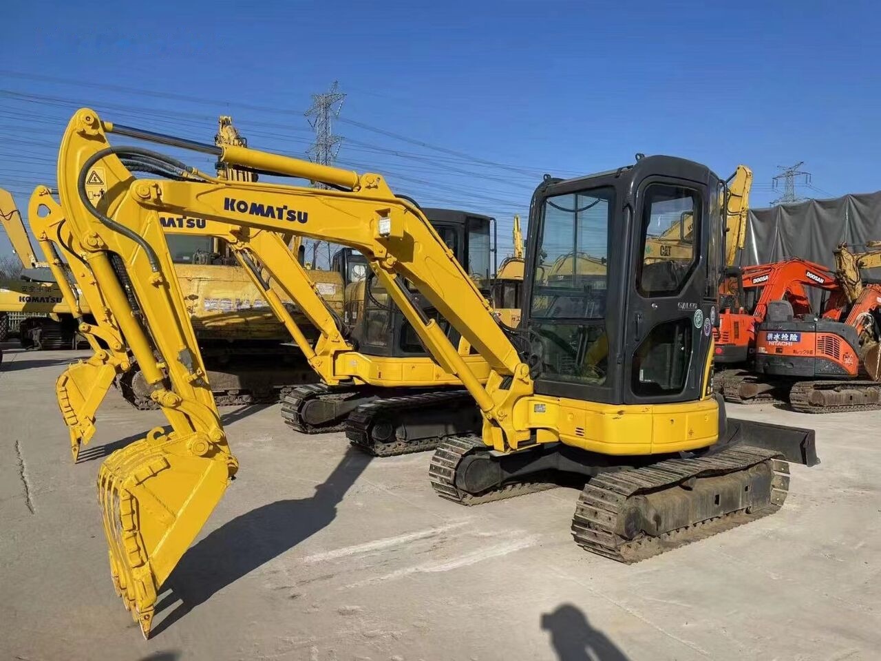 Komatsu Quasi-New PC35MR - Minikotró: 3 kép. Komatsu Quasi-New PC35MR - Minikotró: 3 kép.