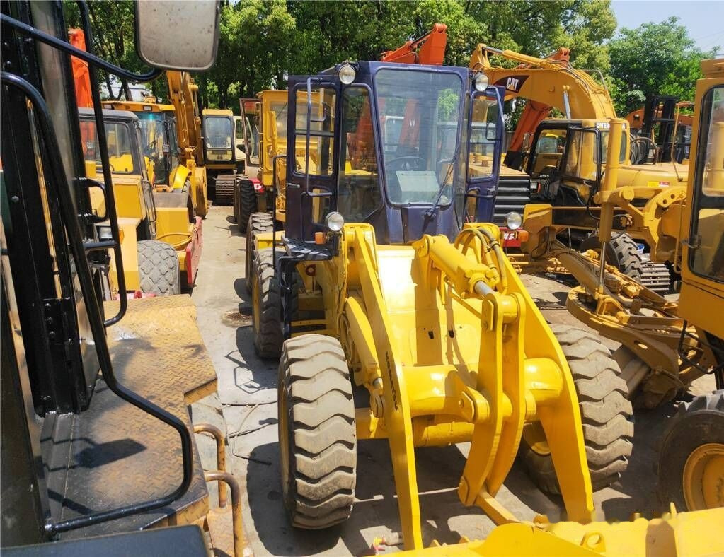 Komatsu WA300 - Gumikerekes homlokrakodó: 2 kép. Komatsu WA300 - Gumikerekes homlokrakodó: 2 kép.