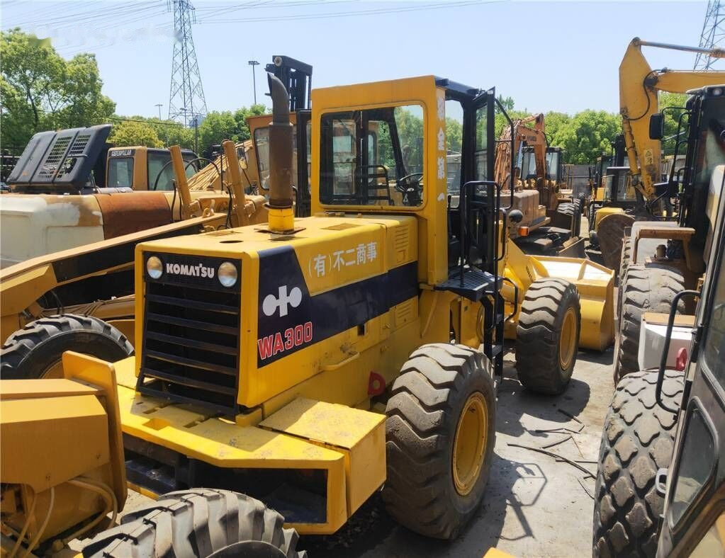 Komatsu WA300 - Gumikerekes homlokrakodó: 4 kép. Komatsu WA300 - Gumikerekes homlokrakodó: 4 kép.