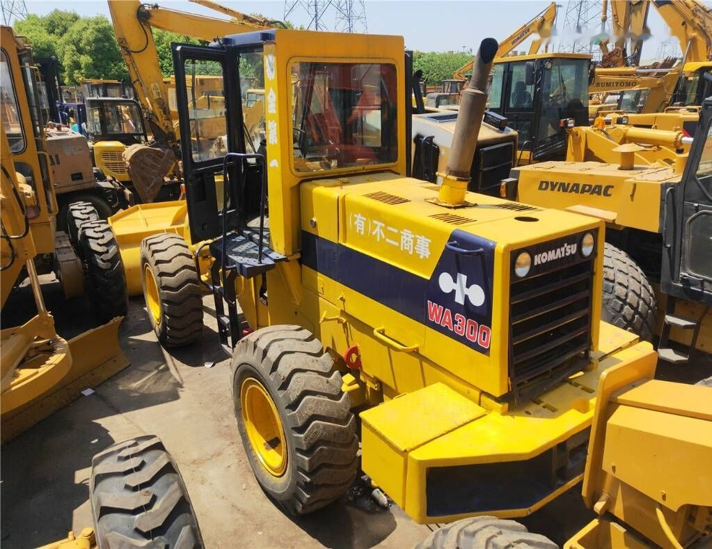 Komatsu WA300 - Gumikerekes homlokrakodó: 1 kép. Komatsu WA300 - Gumikerekes homlokrakodó: 1 kép.