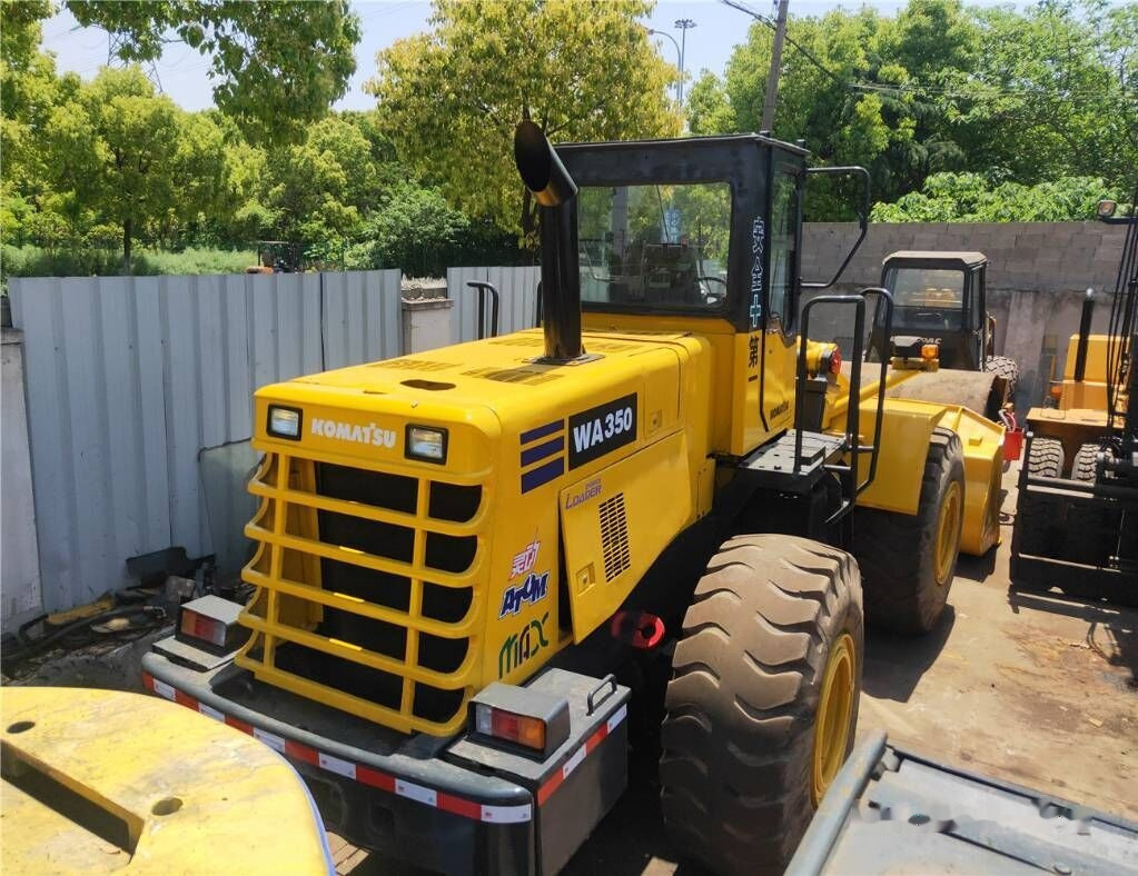 Komatsu WA350 - Gumikerekes homlokrakodó: 1 kép. Komatsu WA350 - Gumikerekes homlokrakodó: 1 kép.