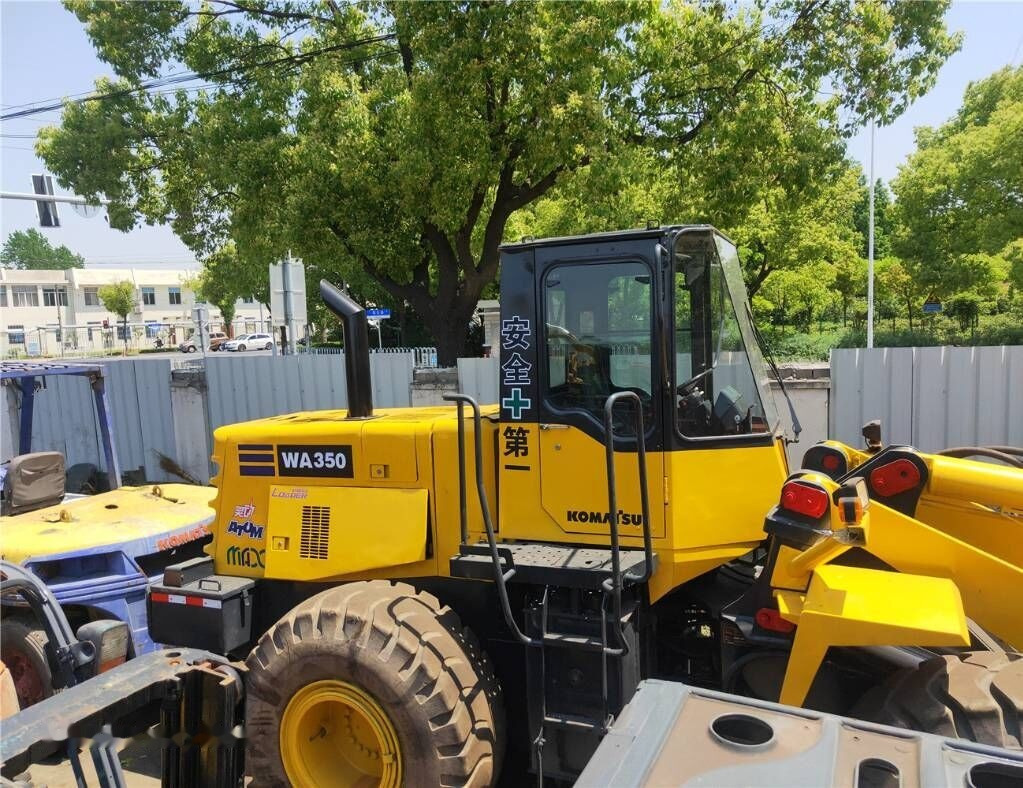 Komatsu WA350 - Gumikerekes homlokrakodó: 4 kép. Komatsu WA350 - Gumikerekes homlokrakodó: 4 kép.