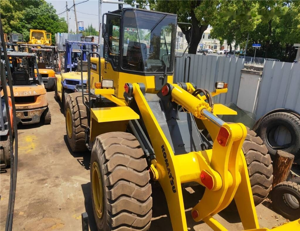 Komatsu WA350 - Gumikerekes homlokrakodó: 2 kép. Komatsu WA350 - Gumikerekes homlokrakodó: 2 kép.