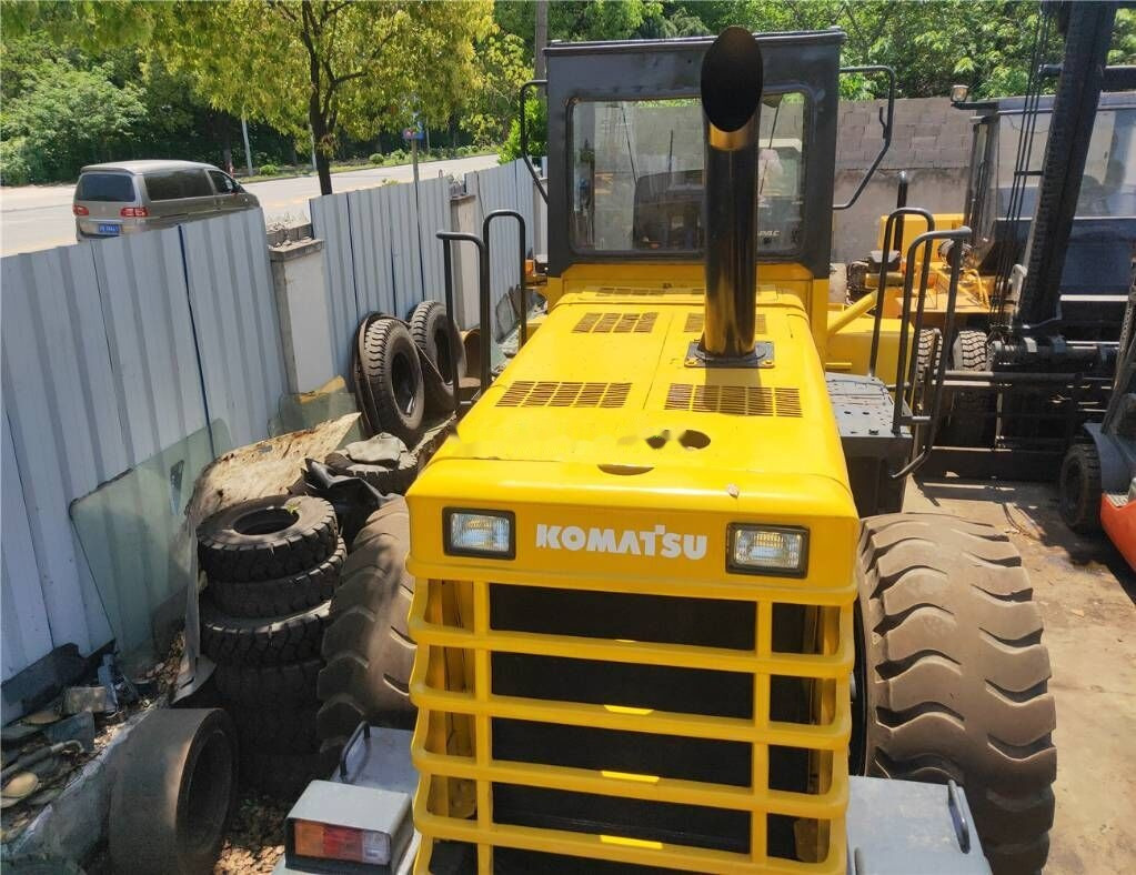 Komatsu WA350 - Gumikerekes homlokrakodó: 3 kép. Komatsu WA350 - Gumikerekes homlokrakodó: 3 kép.