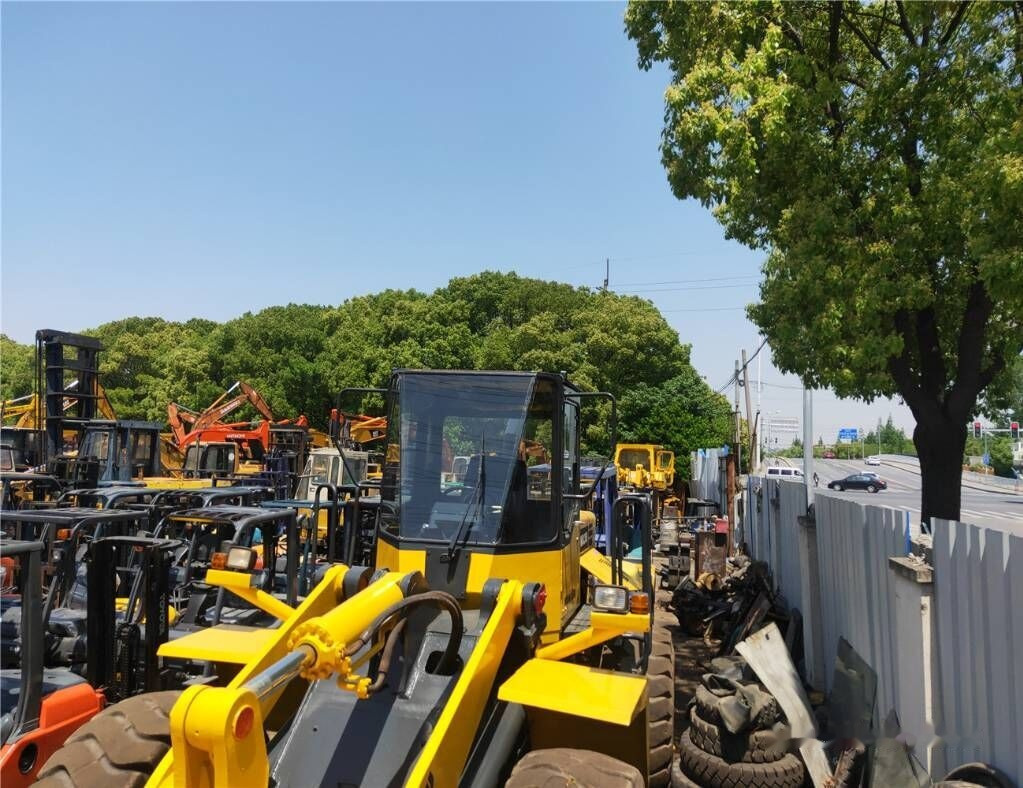 Komatsu WA350 - Gumikerekes homlokrakodó: 5 kép. Komatsu WA350 - Gumikerekes homlokrakodó: 5 kép.