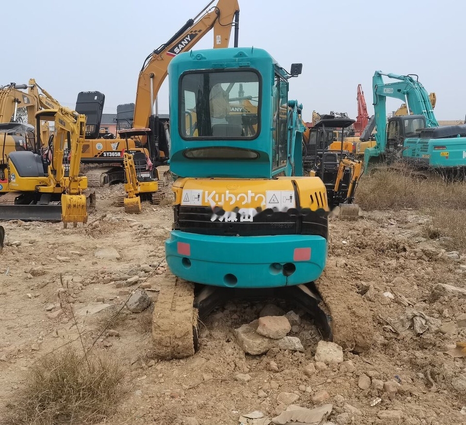 Kubota U35 - Minikotró: 2 kép. Kubota U35 - Minikotró: 2 kép.