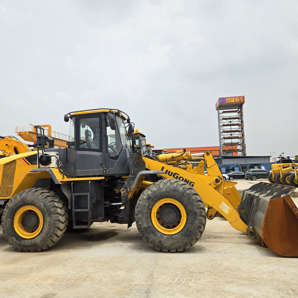 LIUGONG 856H - Gumikerekes homlokrakodó: 3 kép. LIUGONG 856H - Gumikerekes homlokrakodó: 3 kép.