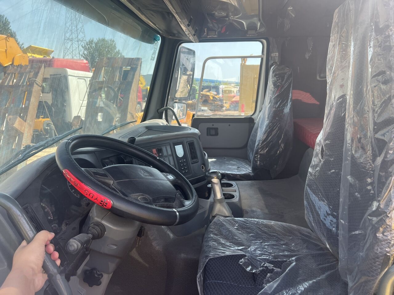 Howo 6x4 - Nyergesvontató: 3 kép. Howo 6x4 - Nyergesvontató: 3 kép.