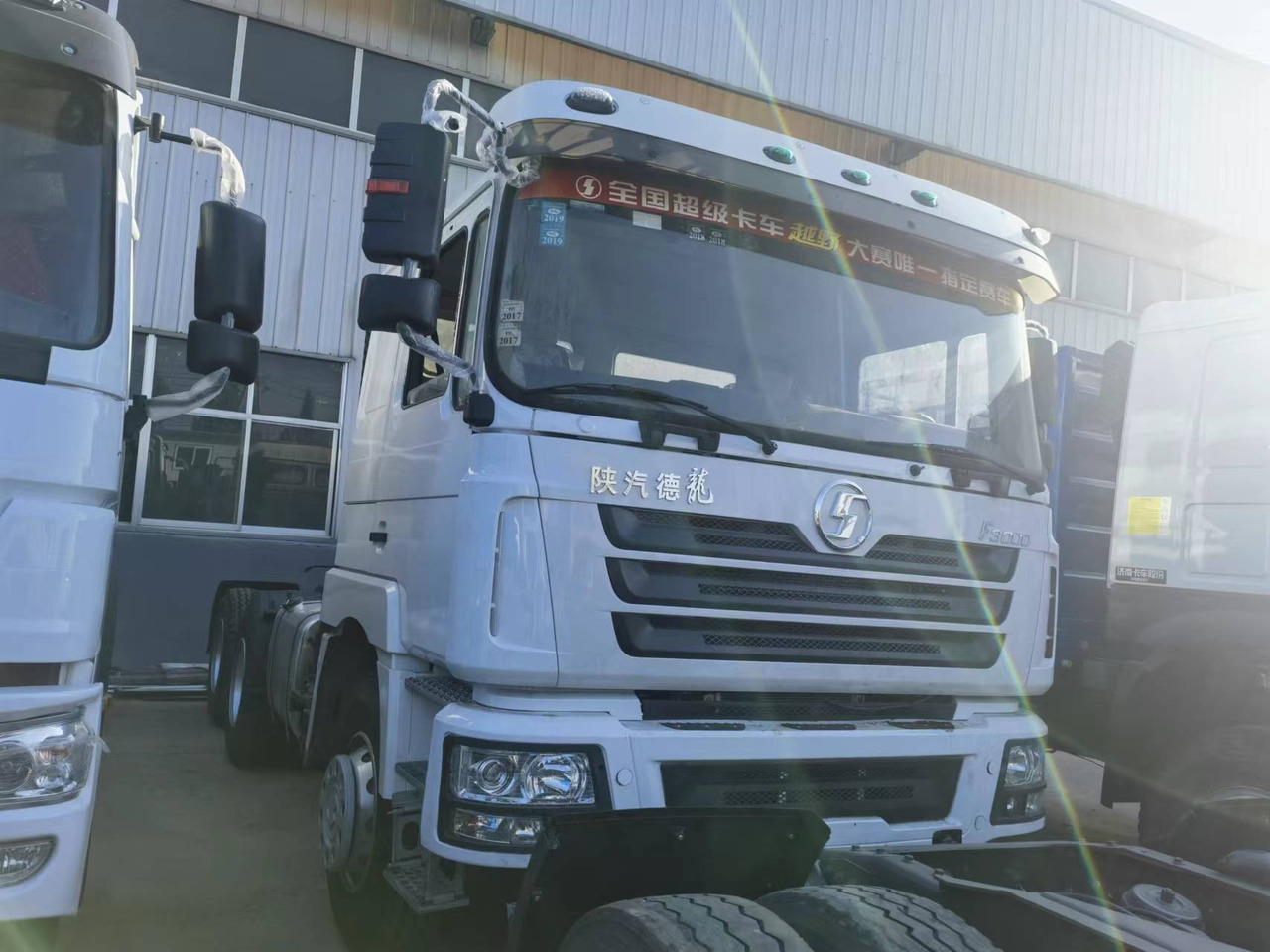 Shacman F3000 6*4 Tractor - Nyergesvontató: 1 kép. Shacman F3000 6*4 Tractor - Nyergesvontató: 1 kép.