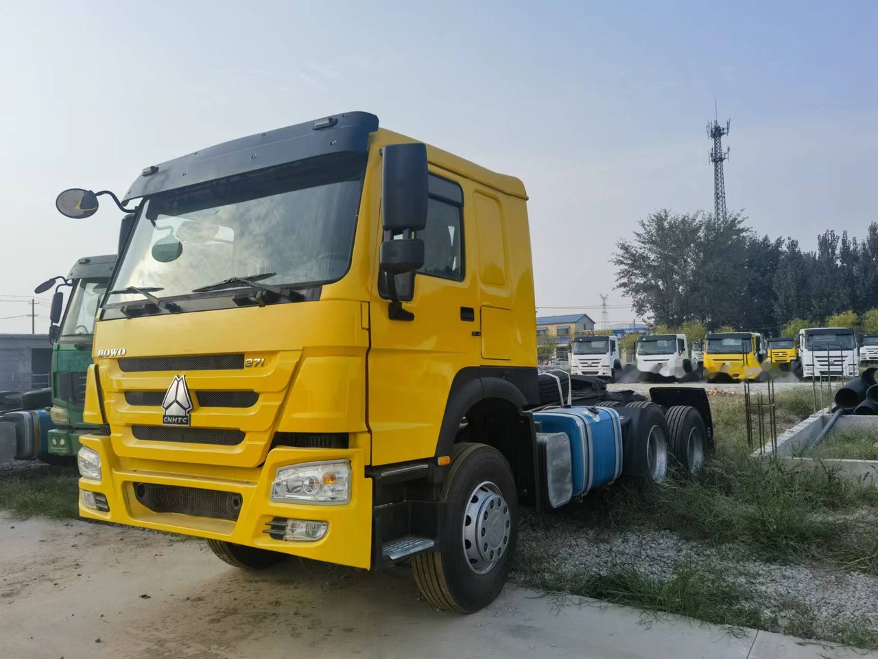 Sinotruk HOWO 371 Tractor - Nyergesvontató: 4 kép. Sinotruk HOWO 371 Tractor - Nyergesvontató: 4 kép.
