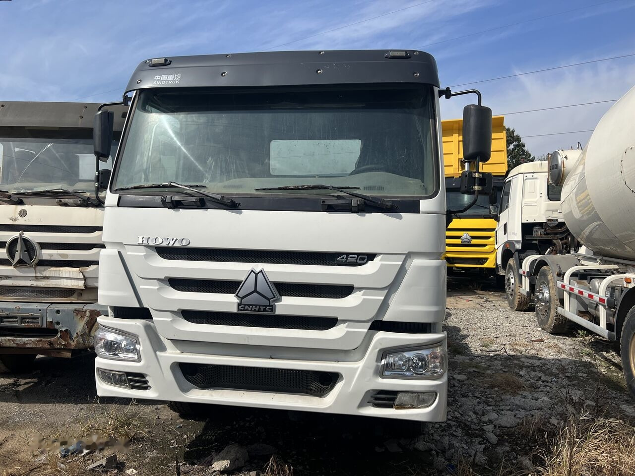 Sinotruk HOWO 420HP 6X4 Tractor - Nyergesvontató: 4 kép. Sinotruk HOWO 420HP 6X4 Tractor - Nyergesvontató: 4 kép.