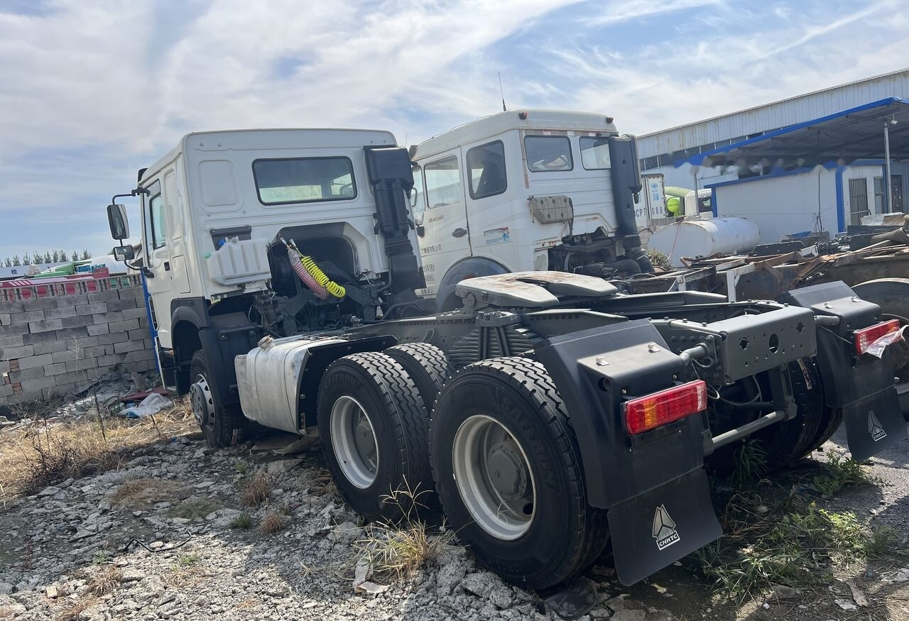 Sinotruk HOWO 420HP 6X4 Tractor - Nyergesvontató: 5 kép. Sinotruk HOWO 420HP 6X4 Tractor - Nyergesvontató: 5 kép.