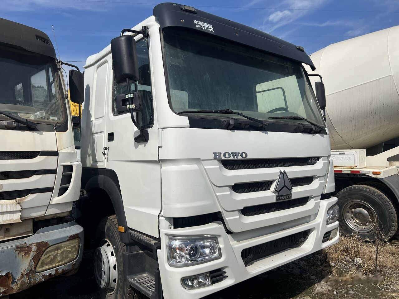 Sinotruk HOWO 420HP 6X4 Tractor - Nyergesvontató: 3 kép. Sinotruk HOWO 420HP 6X4 Tractor - Nyergesvontató: 3 kép.