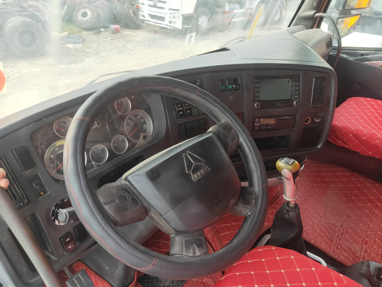 Nyergesvontató Sinotruk HOWO A7 6*4 Tractor: 8 kép.