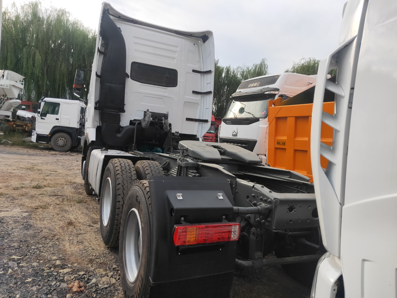 Nyergesvontató Sinotruk HOWO A7 6*4 Tractor: 7 kép.