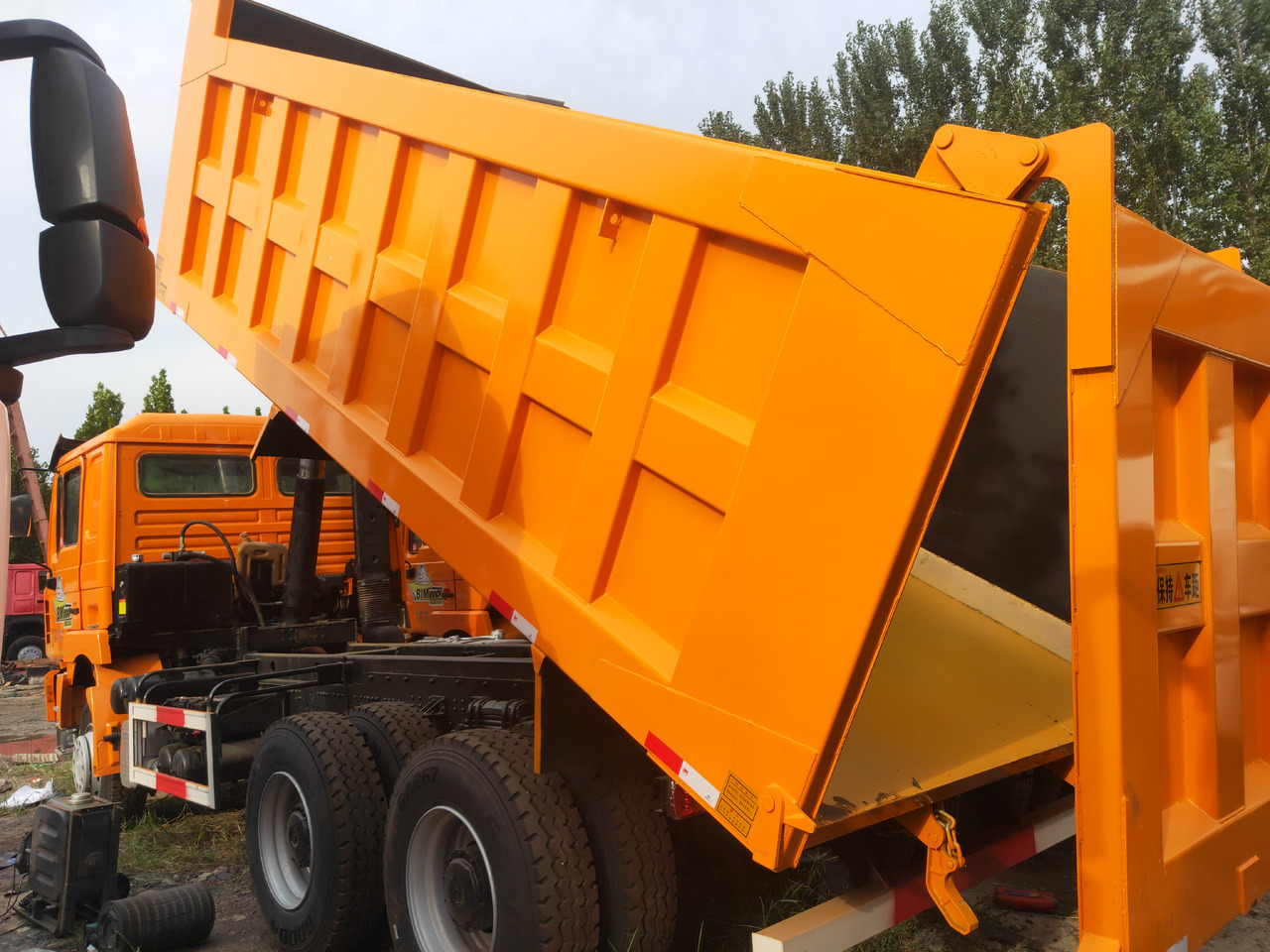 Shacman F3000 6*4 Dump truck - Billenőplatós teherautó: 3 kép. Shacman F3000 6*4 Dump truck - Billenőplatós teherautó: 3 kép.