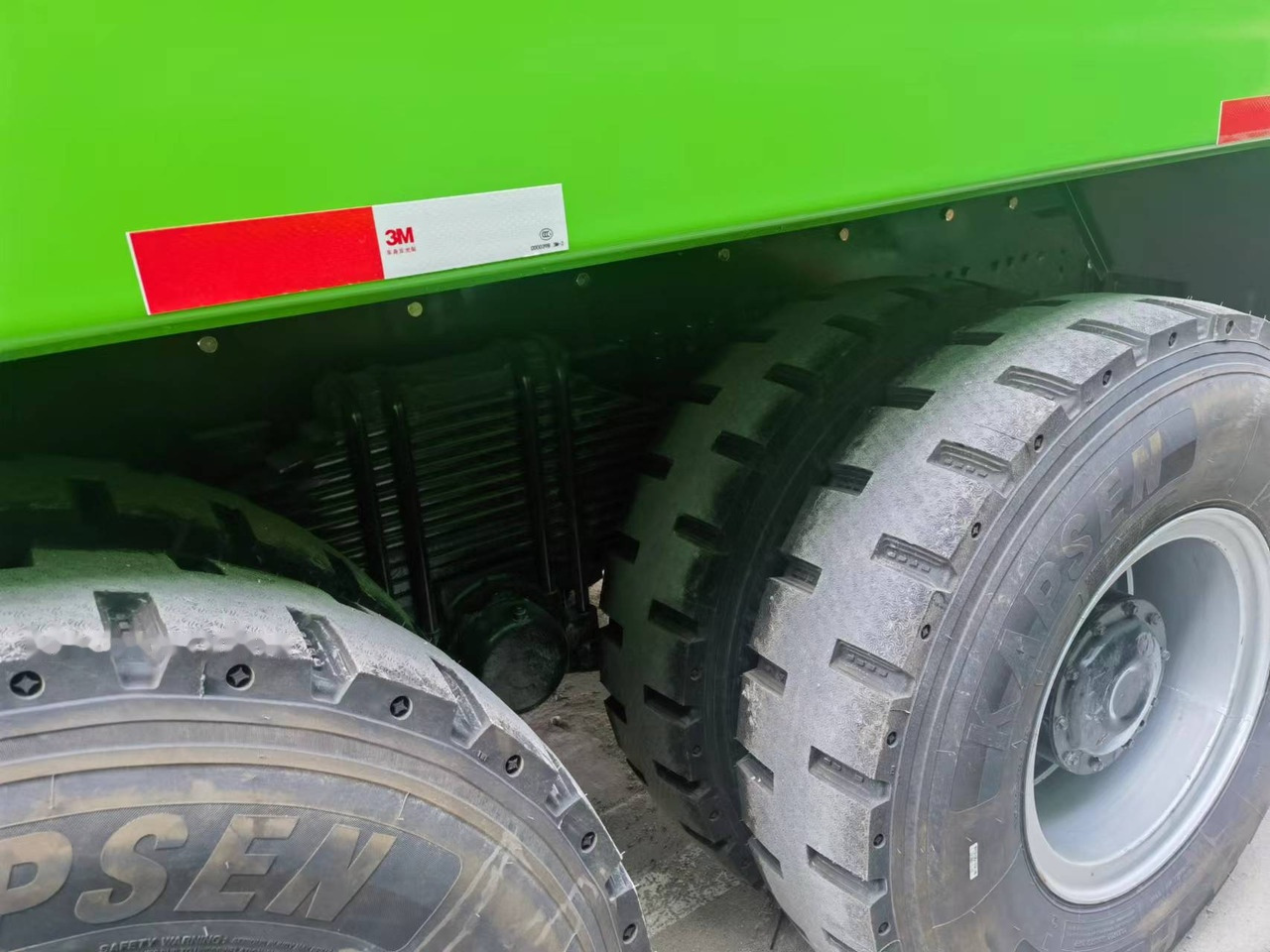 Shacman F3000 8*4 Dump truck - Billenőplatós teherautó: 2 kép. Shacman F3000 8*4 Dump truck - Billenőplatós teherautó: 2 kép.
