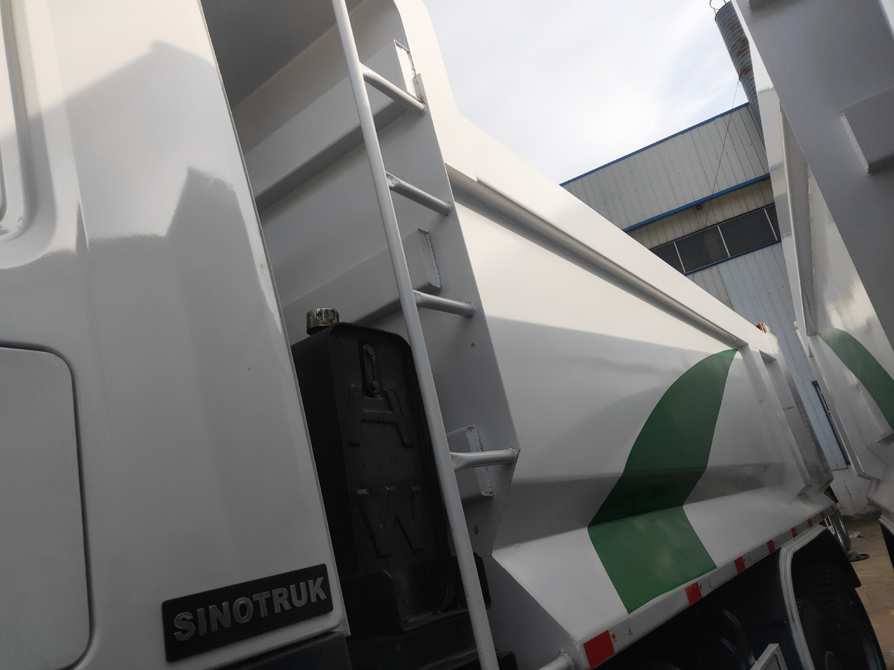 Billenőplatós teherautó Sinotruk HOWO 371 6*4  Dump truck: 7 kép.