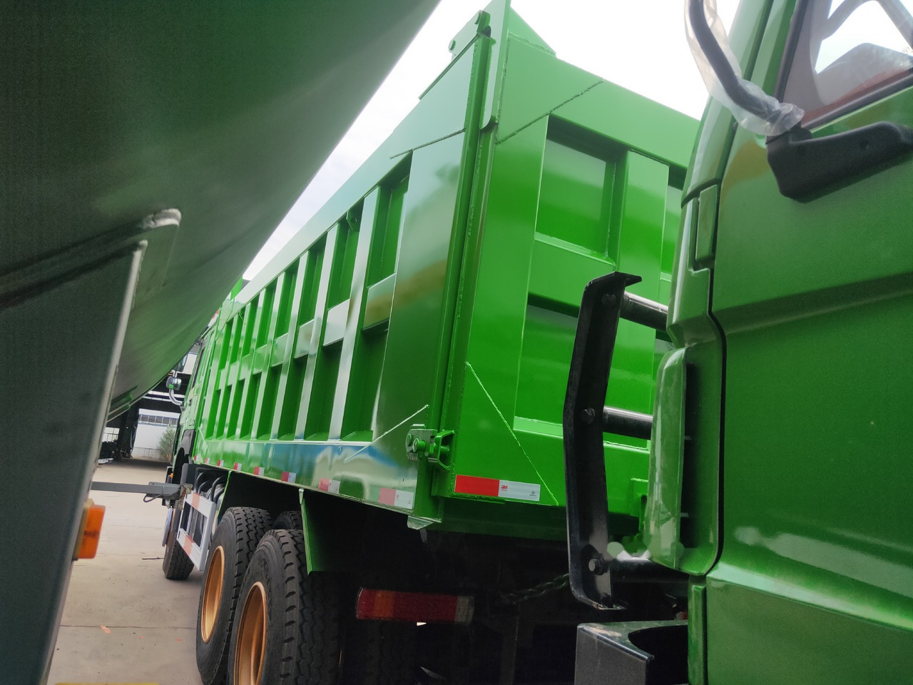 Billenőplatós teherautó Sinotruk HOWO 371 6*4 Dump truck: 6 kép.
