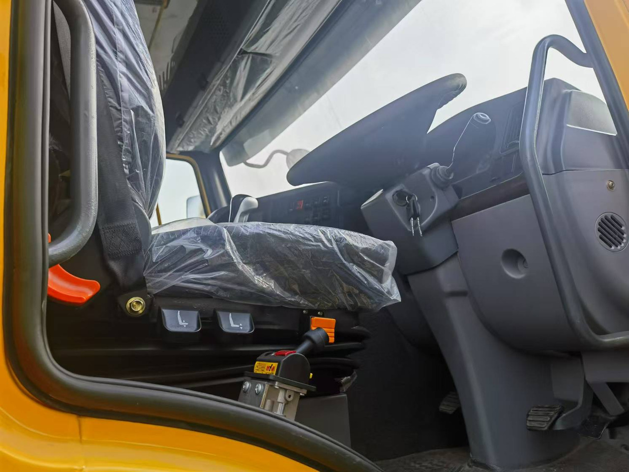 Sinotruk HOWO 371 6*4 Dump truck(Right rudder) - Billenőplatós teherautó: 4 kép. Sinotruk HOWO 371 6*4 Dump truck(Right rudder) - Billenőplatós teherautó: 4 kép.