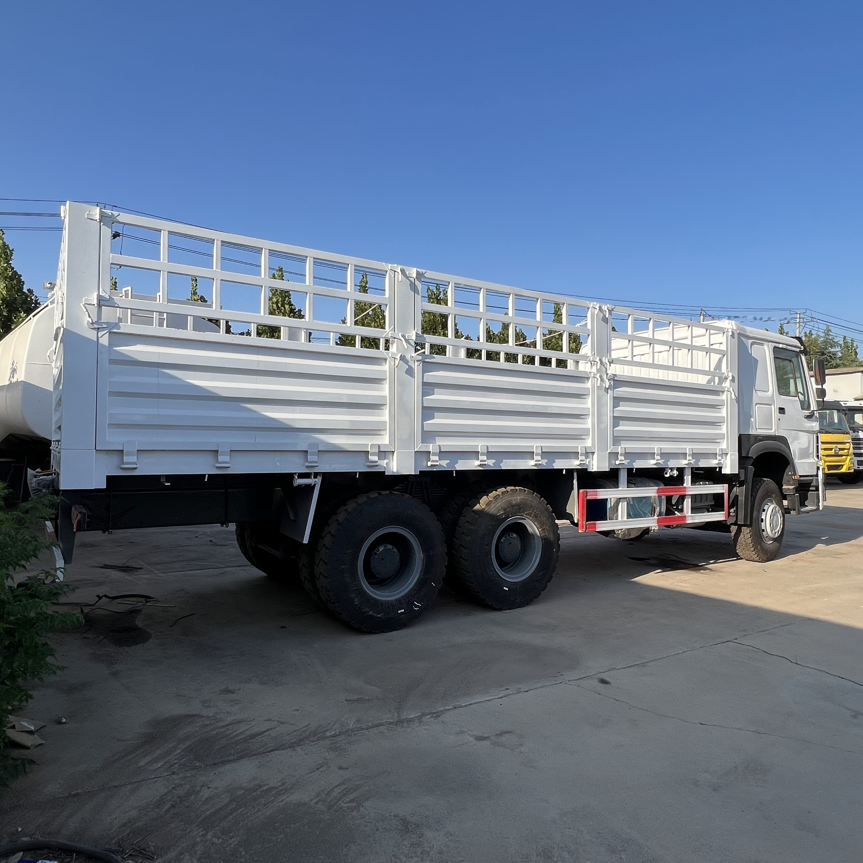 Sinotruk HOWO 371 6*4 Fence Truck - Platós teherautó: 4 kép. Sinotruk HOWO 371 6*4 Fence Truck - Platós teherautó: 4 kép.