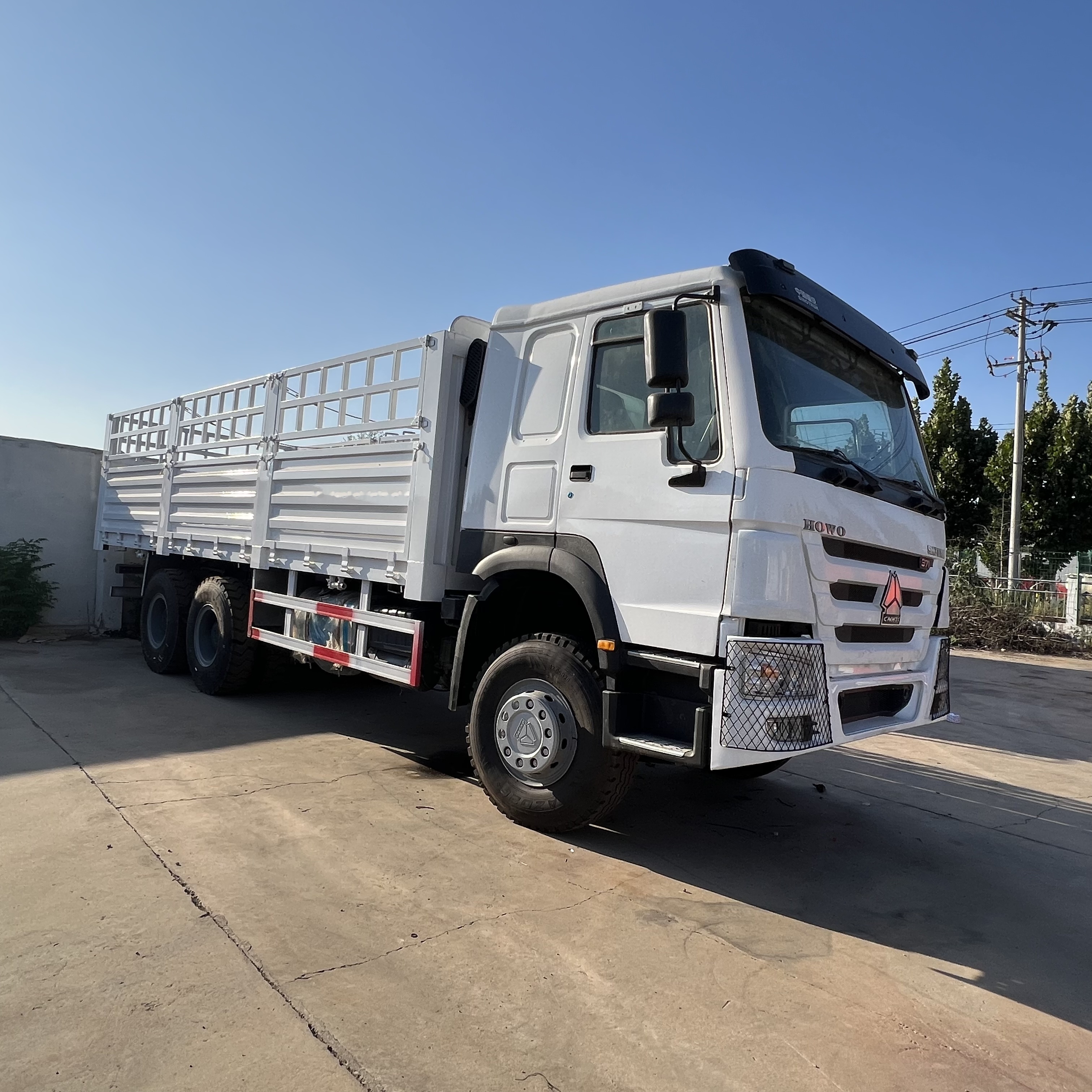 Sinotruk HOWO 371 6*4 Fence Truck - Platós teherautó: 1 kép. Sinotruk HOWO 371 6*4 Fence Truck - Platós teherautó: 1 kép.