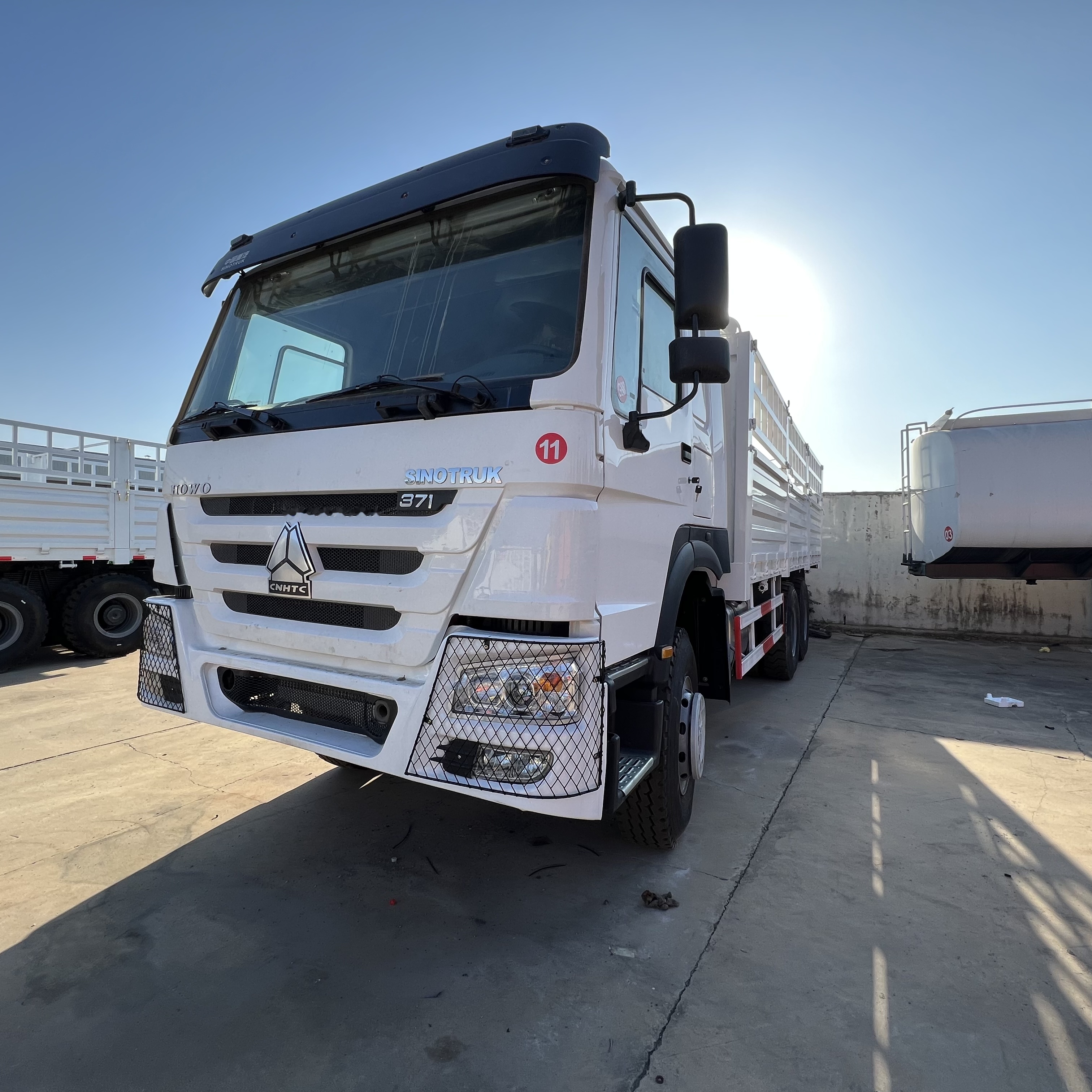 Sinotruk HOWO 371 6*4 Fence Truck - Platós teherautó: 2 kép. Sinotruk HOWO 371 6*4 Fence Truck - Platós teherautó: 2 kép.